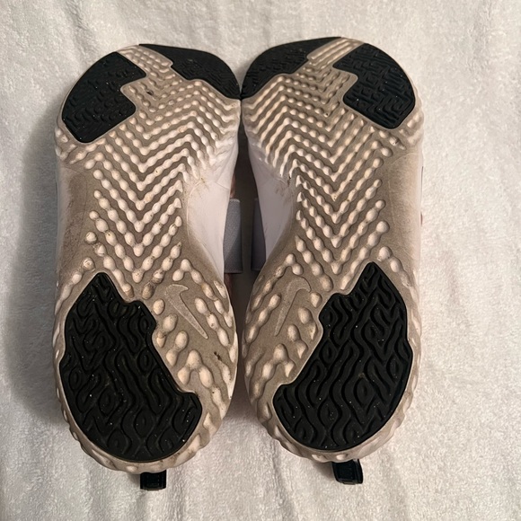 Women’s sneaker Nike size  12 - Picture 2 of 4